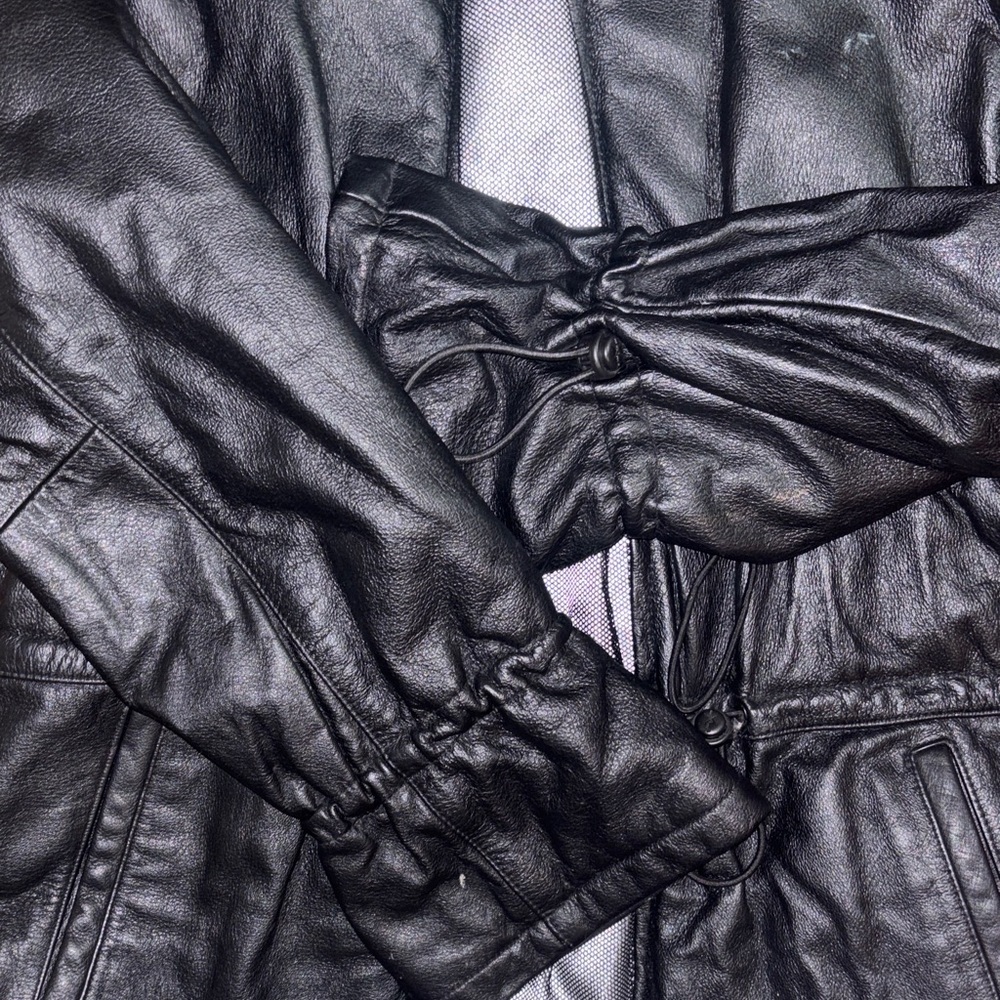Vintage Wilson’s leather jacket with cute detailing and timeless look - Picture 4 of 14